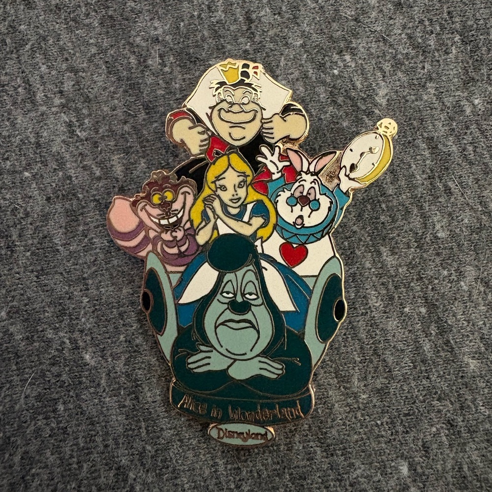 Rare Alice in Wonderland Disneyland 2006 Trading Pin